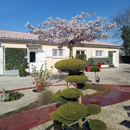 Une Pause Quelque Part Avec Recharge Pour Voiture Electrique Saint-Medard-de-Guizieres Экстерьер фото