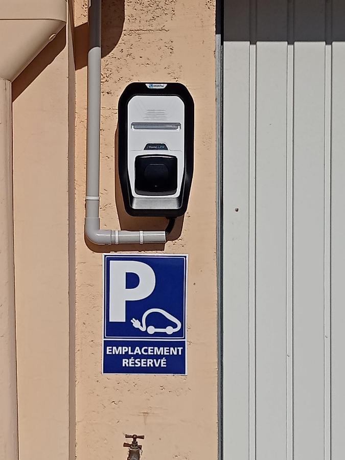Une Pause Quelque Part Avec Recharge Pour Voiture Electrique Saint-Medard-de-Guizieres Экстерьер фото