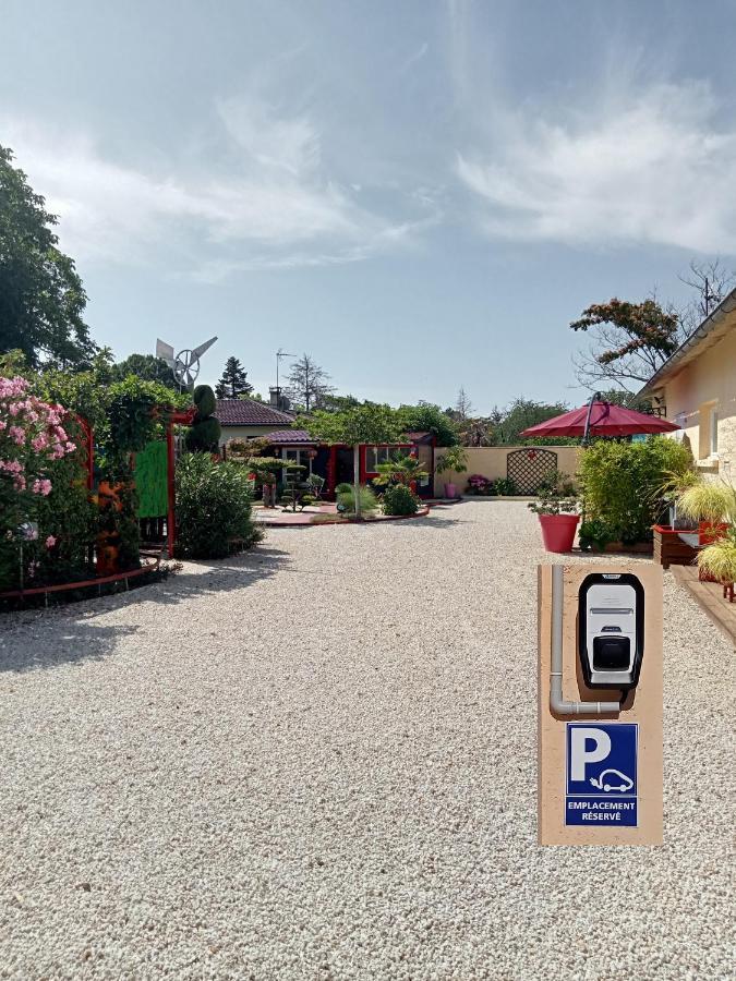 Une Pause Quelque Part Avec Recharge Pour Voiture Electrique Saint-Medard-de-Guizieres Экстерьер фото