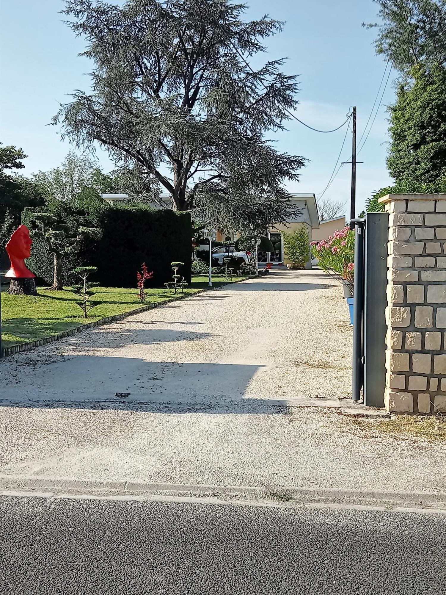 Une Pause Quelque Part Avec Recharge Pour Voiture Electrique Saint-Medard-de-Guizieres Экстерьер фото