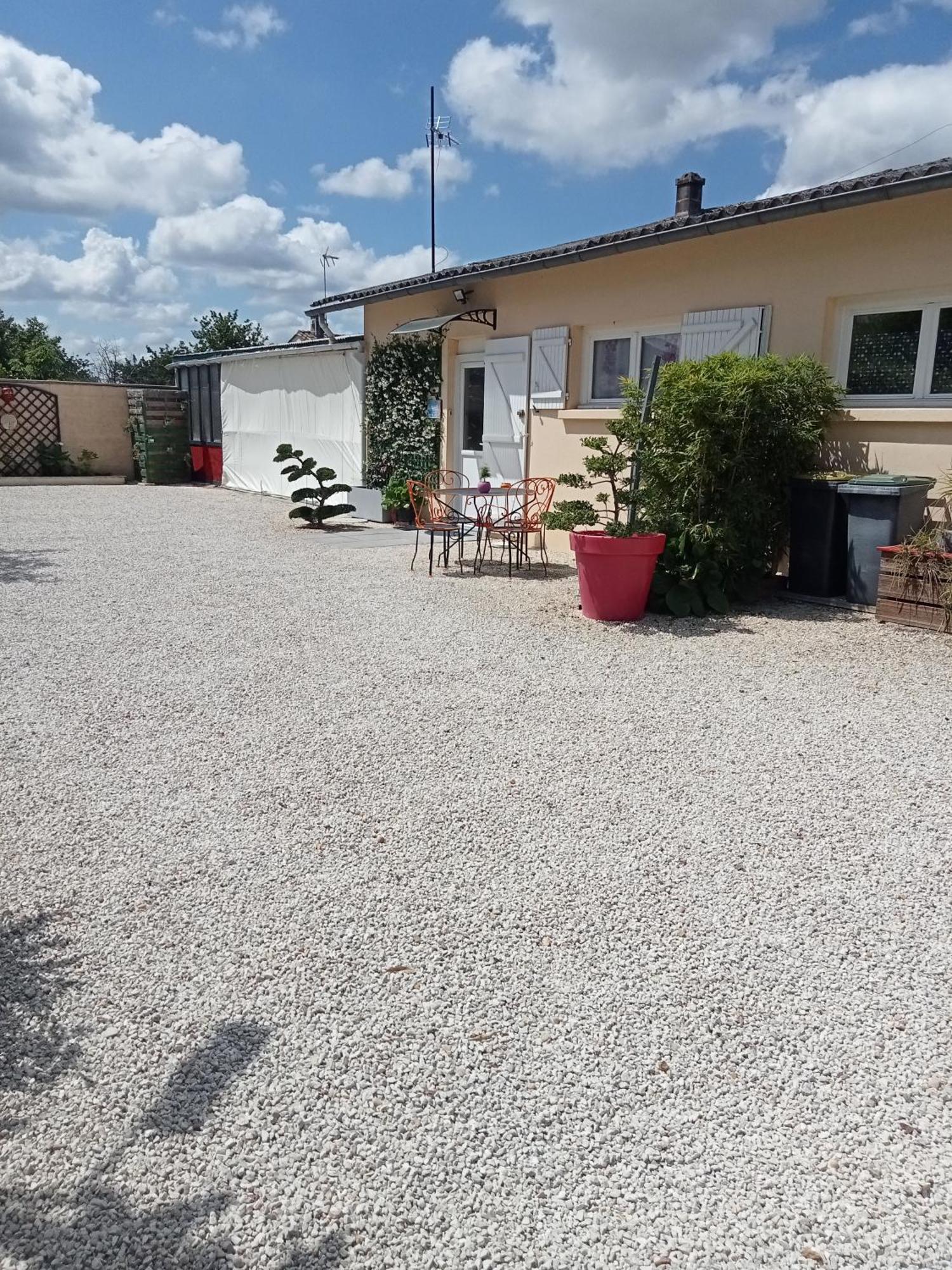 Une Pause Quelque Part Avec Recharge Pour Voiture Electrique Saint-Medard-de-Guizieres Экстерьер фото