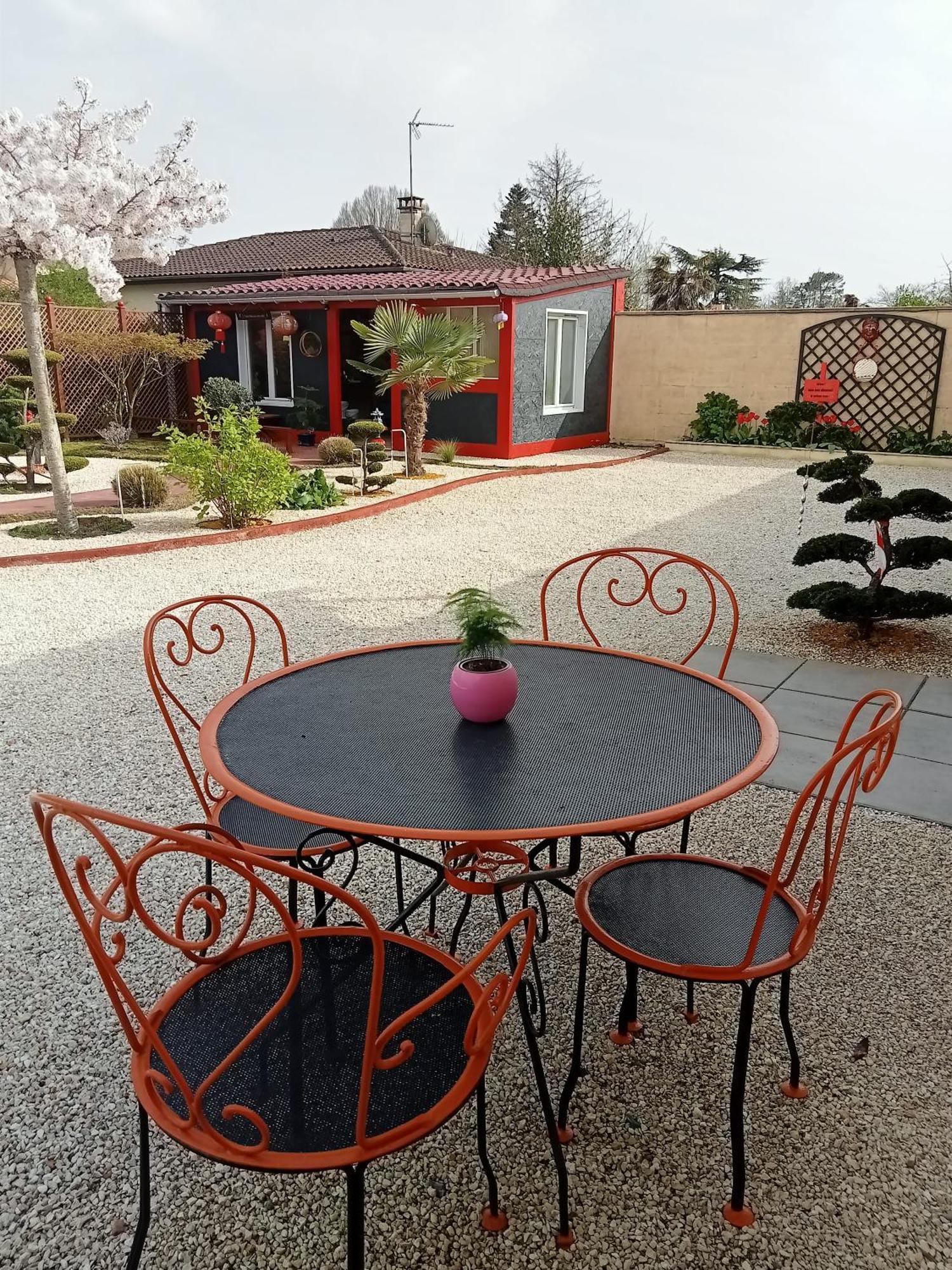 Une Pause Quelque Part Avec Recharge Pour Voiture Electrique Saint-Medard-de-Guizieres Экстерьер фото